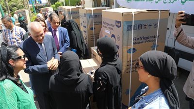محافظ الجيزة يُسلم 108 جهاز كهربائي لفتيات مقبلات على الزواج | صور 