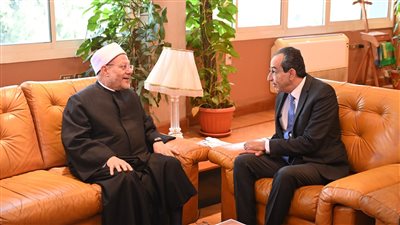 مفتي الجمهورية يناقش رسالة ماجستير بكلية دار علوم الفيوم