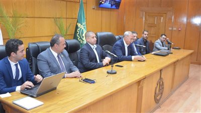 محافظ القليوبية يستعرض مشروعات المبادرة الوطنية للمشروعات الخضراء الذكية
