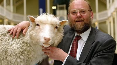 وفاة قائد فريق استنساخ النعجة دوللي عن 79 عاما