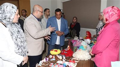 وزير التنمية المحلية ومحافظ بني سويف يفتتحان معرض أيادي مصر | صور