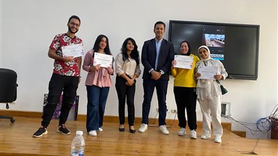 كيف تصنع فيلمًا قصيرًا بالموبايل.. أسامة الديب يشرح الفكرة بالجامعة البريطانية