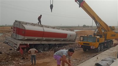 إصابة سائق في انقلاب تانك من سيارة مواد بترولية بالإسماعيلية