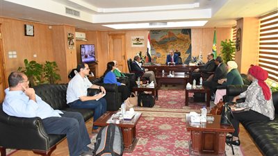 محافظ الفيوم يناقش مع التنمية المحلية الخطة الاستراتيجية للمحافظة 2030