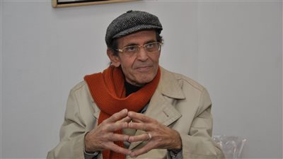 نقل الفنان التشكيلي عز الدين نجيب للعناية المركزة.. وأسرته تطالب بالدعاء له