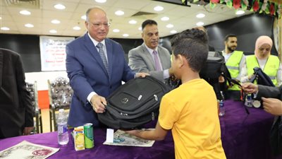 محافظ القاهرة يدشن مبادرة مدرستي سعادتي لتوزيع نصف مليون شنطة مدرسية