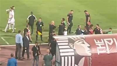 اشتباكات بالأيدي بين الجهاز الفني للمنتخب المصري والتونسي تسفر عن طرد مدرب حراس المرمى للفراعنة | بث مباشر