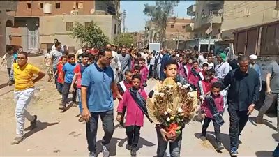 ممر شرفي وباقة زهور.. تلاميذ مدرسة بالدقهلية يشاركون في تشييع جثمان مديرهم 