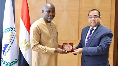 رئيس التنظيم والإدارة يستقبل وزير الشئون السياسية بسيراليون لتعزيز التعاون المشترك