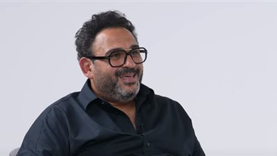 أولادي نقطة ضعفي ولو هعلم الناس حاجة هتكون أنهم ميكذبوش.. أبرز تصريحات أكرم حسني