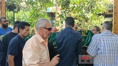 وصول جثمان الفنانة كريمان لمسجد مصطفى محمود استعدادًا لصلاة الجنازة عليه| صور