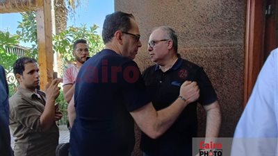 نجل الفنانة كريمان يستقبل واجب العزاء في والدته قبل تشييع الجثمان|صور