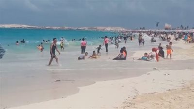 رغم العاصفة دانيال.. إقبال كبير من المصطافين على شواطئ مطروح | بث مباشر
