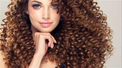 قصات للشعر الكيرلي طويل وقصير وويفي.. اصنعيها في المنزل بالصور