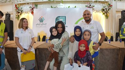 أبو هشيمة الخير توزع ألف شنطة مدرسية بمستلزماتها وألف جاكيت على أطفال بني سويف