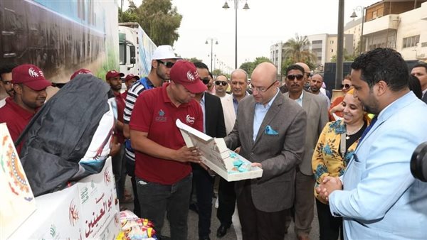 اصطفاف قافلة المواد