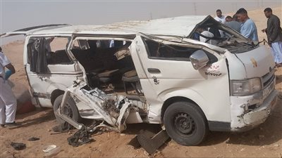 إصابة 13 شخصًا في حادث انقلاب سيارة ميكروباص بصحراوي البحيرة