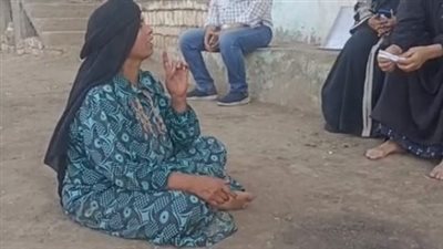 مفترشة الأرض.. والدة 3 شباب من بني سويف لقوا مصرعهم في إعصار ليبيا: رصتهم جنب بعض |بث مباشر 