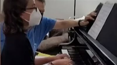 متلازمة قاتلة.. عازف بيانو يتعرض لـ بتر يديه وقدميه بعد إصابته بمرض شبيه بالإنفلونزا 