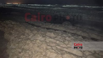 ظاهرة زبد البحر تُغطي أكثر من 10 أمتار بكميات هائلة على شاطئ بورسعيد | صور وفيديو 