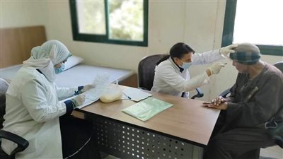 توقيع الكشف الطبي المجاني على 1959 حالة خلال قافلة علاجية بقرية نزلة طحا في المنيا