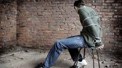 ضحك علينا وبدل الدولارات بورق أبيض.. 5 أشخاص وسيدة يخطفون شابا بالوراق