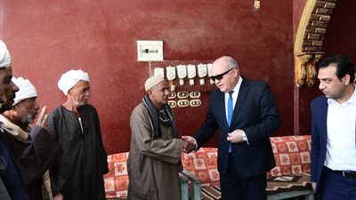 محافظ قنا يزور أسر ضحايا العاصفة دانيال.. ويؤدي صلاة الغائب على الضحايا