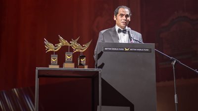 الكموني يسلم درع حملة مانحي الأمل في مهرجان فينسيا السينمائي الدولي بإيطاليا 