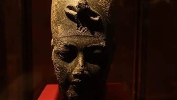  رأس تمثال للملك