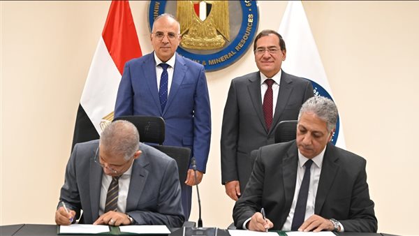 جانب من توقيع البروتوكول