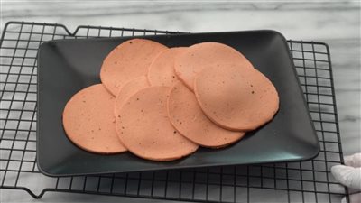 طريقة عمل اللانشون بالبيض والدقيق.. أوفر من الجاهز لسندوتشات المدارس