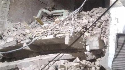 جهات التحقيق تعاين موقع انهار منزل في الدويقة 