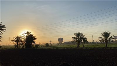 سماء الأقصر تتزين بـ 840 سائحًا على متن 35 رحلة بالون 