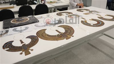 الصور النهائية لـ قلادات توت عنخ آمون بعد ترميمها بالمتحف المصري الكبير 