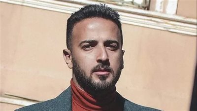 وصول جثمان والد الفنان محمد مهران إلى مسجد عمرو بن العاص لأداء صلاة الجنازة | بث مباشر