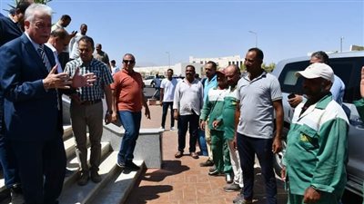محافظ جنوب سيناء يكرم عامل نظافة بشرم الشيخ عثر على نحو مليون جنيه وسلمها للمسؤولين