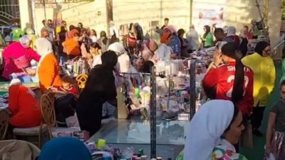 ملابس ومستلزمات المدارس.. سيدات بالسويس ينظمن معرضا لبيع المنتجات بأسعار مخفضة | بث مباشر
