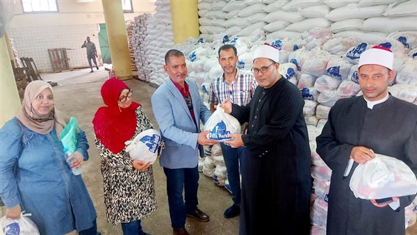 جانب من تسليم الشنط