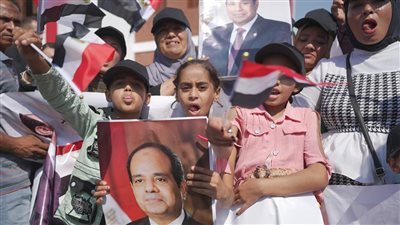 السيسي يصل إلى محافظة بني سويف ويلتقي أهالي قرية سدس الأمراء 