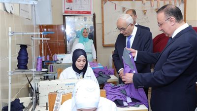 وزير التعليم ومحافظ الإسكندرية يتفقدان مشروع الزي المدرسي بالإسكندرية.. ويفتتحان معرض سفراء الخير المجاني