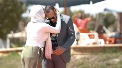 بتقبيل الرأس والبودي جارد.. مدرس فلسفة يثير الجدل على السوشيال ميديا