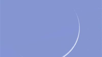 يشاهد بالعين المجردة.. هلال القمر لشهر ربيع الأول يزين السماء ليلا 