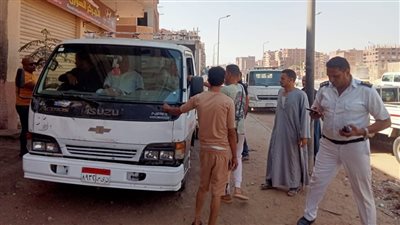 ضبط سيارة نقل تلقي مخلفات الهدم بالطريق العام بحي السلام أول