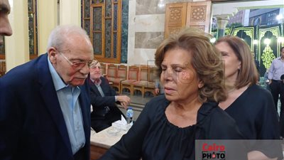 السفيرة مشيرة خطاب تستقبل عزاء زوجها بمسجد عمر مكرم