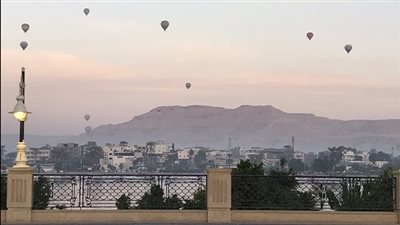 700 سائح على متن 30 رحلة بالون طائر بسماء الأقصر صباح اليوم
