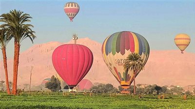 تحليق 30 رحلة بالون طائر على متنها 700 سائح في سماء الأقصر | بث مباشر