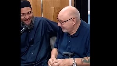 80 عاما.. بريطاني يعتنق الإسلام وينطق الشهادتين بمركز إسلامي في لندن