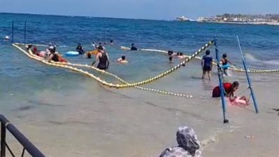 إقبال كبير من ذوي الهمم والمكفوفين على شاطئ المندرة المجاني بالإسكندرية | بث مباشر