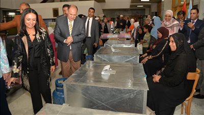 محافظ أسيوط ومايا مرسي يوزعان مشروعات صغيرة على السيدات الأولى بالرعاية