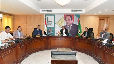 محافظ الفيوم يتابع مع رؤساء المدن ومسئولي التموين آليات ضبط الأسواق والسيطرة على الأسعار